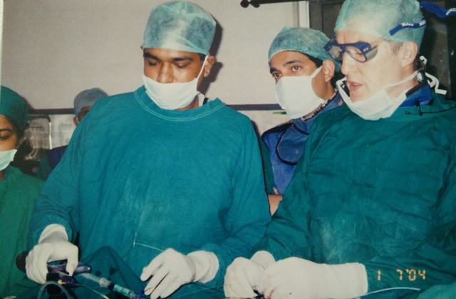 Dr Shantanu Deshpande and international faculty during a coronary procedure