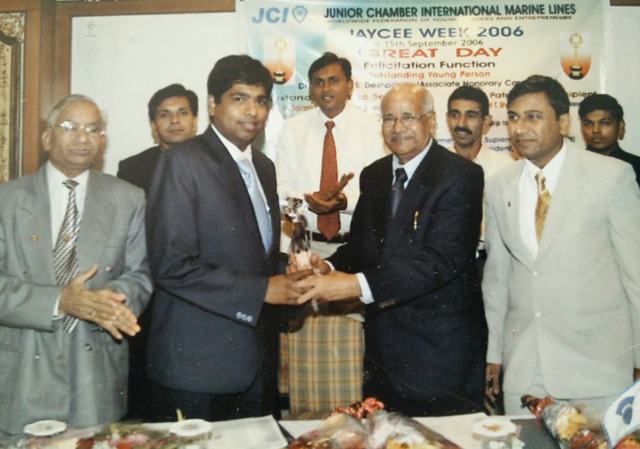 Dr Shantanu Deshpande receiving an award at the JCI Jaycee Week 2006 felicitation function