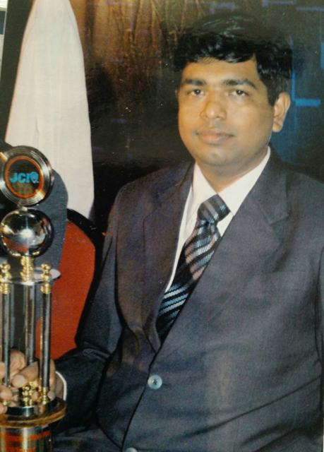 Dr Shantanu Deshpande holding the JCI award trophy